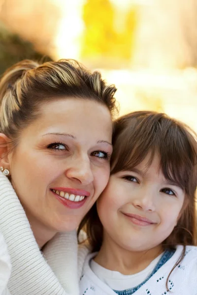 母亲和女儿的爱 免版税图库照片
