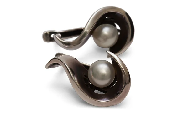 Stříbrné náušnice s perlou, samostatný — Stock fotografie