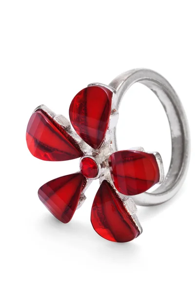 Prst prsten s červeným kamenné květem izolované — Stock fotografie