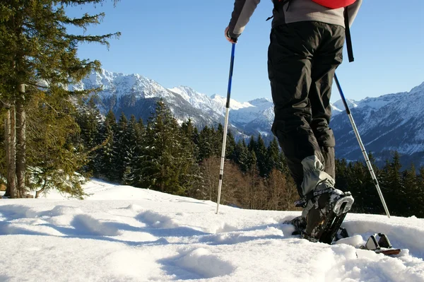 Homem Faz Passeio Snowshoe Uma Bela Paisagem Montanhosa — Fotografia de Stock