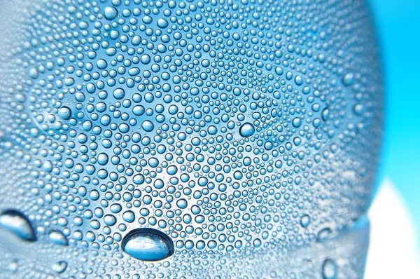 Su şişesi yüzeyindeki su yağmur damlası — Stok fotoğraf