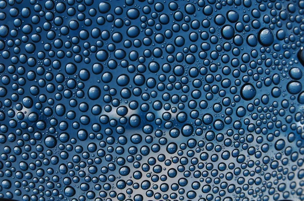 Bolha de água em fundo azul — Fotografia de Stock