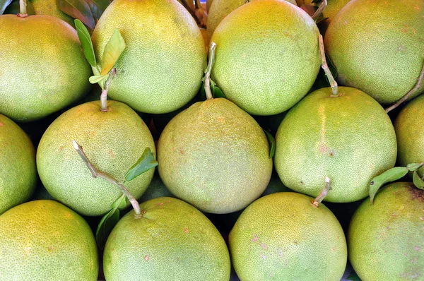 Raw big green grapefruit — Stock Photo, Image