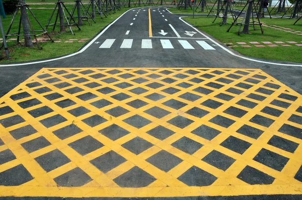 Área de linha cruzada amarela na superfície da estrada — Fotografia de Stock