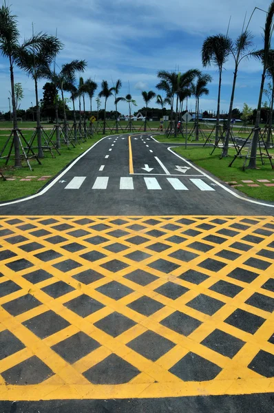 Área de linha cruzada amarela na superfície da estrada de asfalto — Fotografia de Stock