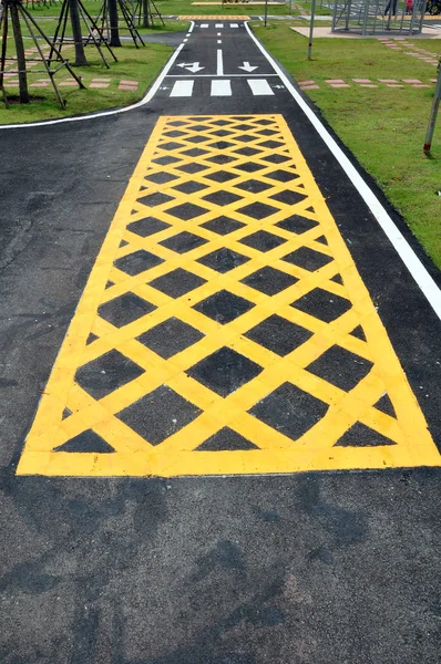 Símbolo da via de tráfego na superfície da estrada de asfalto — Fotografia de Stock