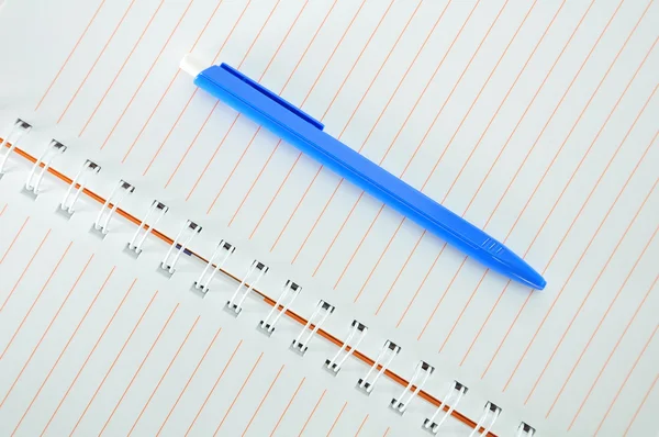 Boş bir defter ve kalem — Stok fotoğraf