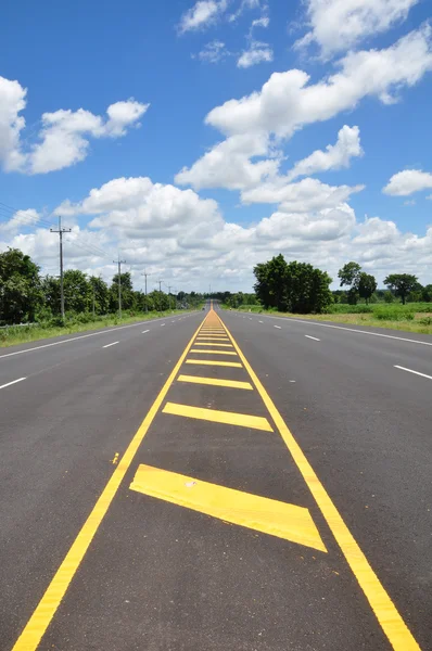 Estrada de asfalto com céu — Fotografia de Stock