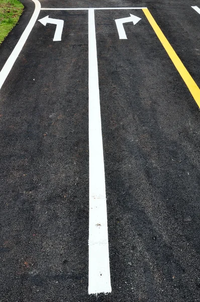 Поверните стрелку светофора на поверхность улицы — стоковое фото