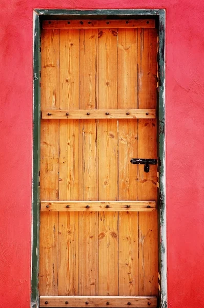 Porte en bois comme mur rouge — Photo