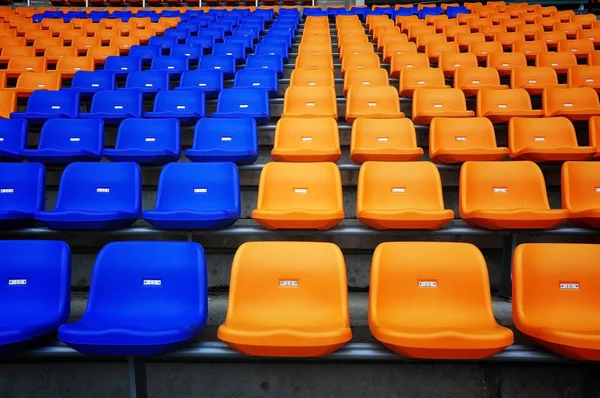 Цветное сиденье на футбольном стадионе — стоковое фото