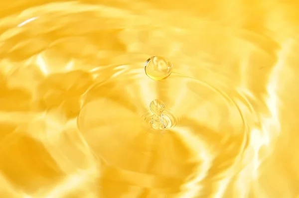 Gota de água como fundo amarelo — Fotografia de Stock