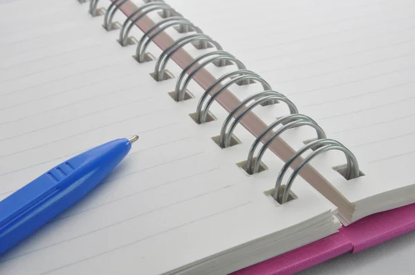 Cuaderno y pluma en blanco —  Fotos de Stock