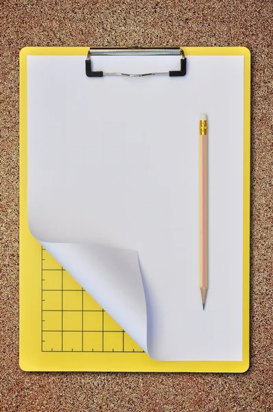 Tablero de escritura amarillo como fondo de arena —  Fotos de Stock