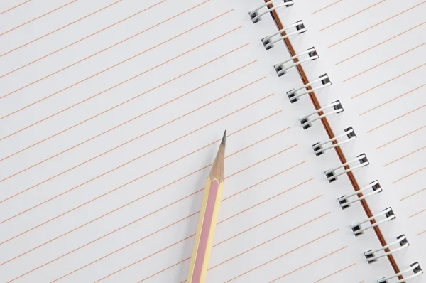 Vista de perto de notebook e lápis — Fotografia de Stock
