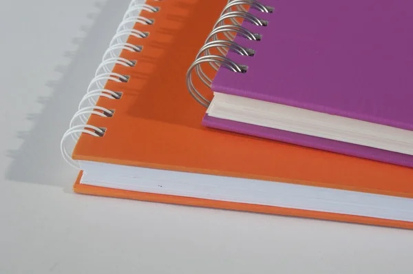 Turuncu ve pembe renkli notebook — Stok fotoğraf