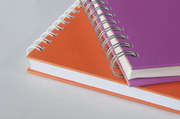 Turuncu ve pembe renkli notebook — Stok fotoğraf