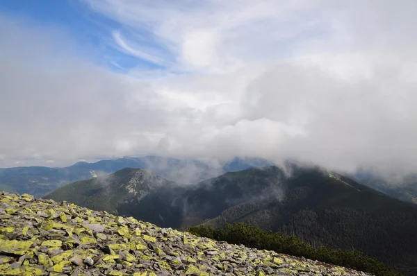 Mountains in a fog — Stock Photo, Image