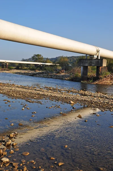 Transição de dois oleodutos através de montanha pequeno rio — Fotografia de Stock