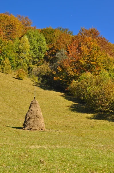 Haystack em uma colina de outono . — Fotografia de Stock