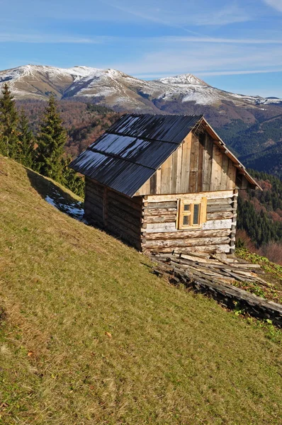 Hütte am Hang. — Stockfoto