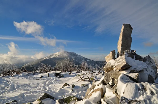 山の頂上で石からピラミッドします。 — ストック写真
