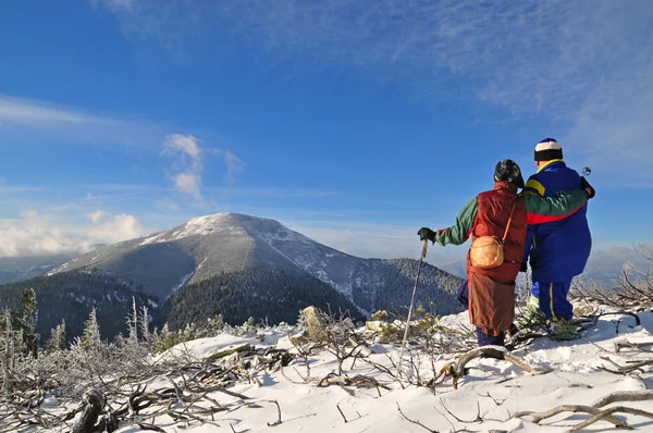 Turisti su una collina invernale — Foto Stock
