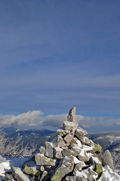 Pirámide de piedras en la cima de la montaña — Foto de Stock