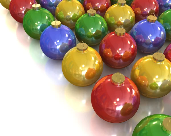 Un sacco di palle lucide e lucide di Natale con diversi colori — Foto Stock