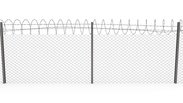 Забор с колючей проволокой сверху, вид спереди
