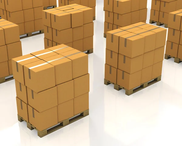 En massa högar av kartong lådor på en pall — Stockfoto