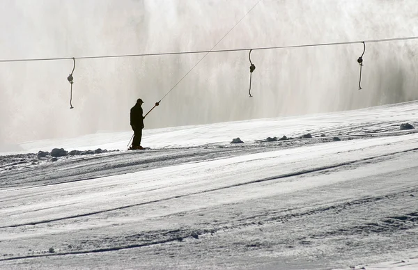 在 skilift 上的滑雪者 — 图库照片