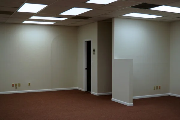 Två vita dörrar en öppen — Stockfoto
