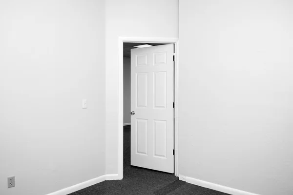 Porta do quarto a abrir. — Fotografia de Stock