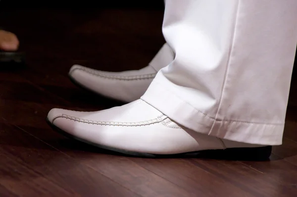 Zapatos y pantalones blancos — Foto de Stock