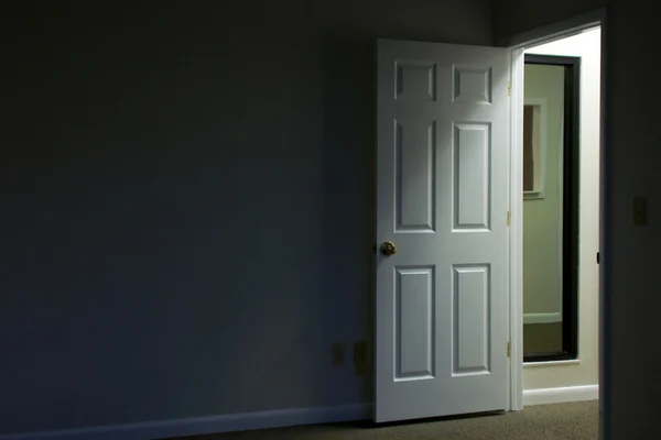 Öppna dörren i mörkt rum — Stockfoto
