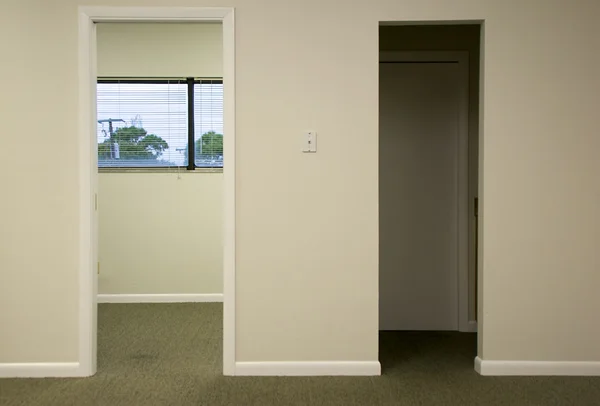 Dörröppningar i kontorslokaler — Stockfoto