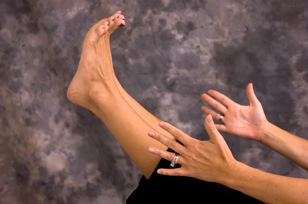 Zblízka Ruce Nohy Zatímco Ženské Jogín Lodi Pozice Asana — Stock fotografie