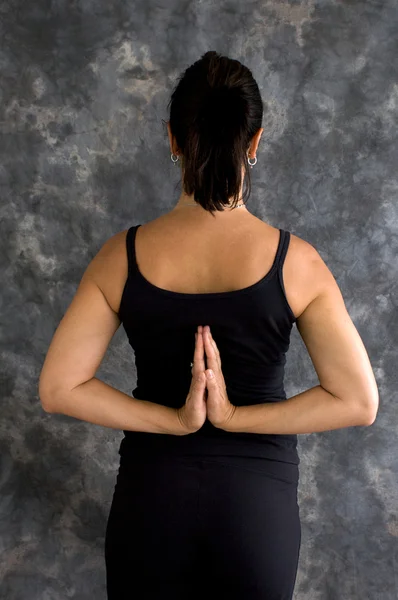 Esmer Beyaz Bir Kadın Siyah Yoga Kıyafetleri Içinde Ellerini Arkaya — Stok fotoğraf