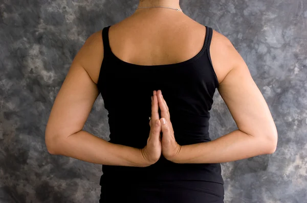 Una Mujer Caucásica Morena Está Pie Ropa Yoga Negro Con — Foto de Stock