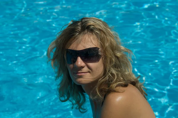 Fata de piscină — Fotografie, imagine de stoc
