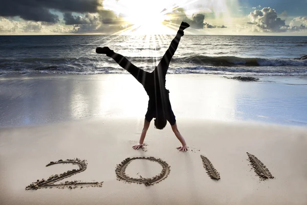 在海滩上的快乐新年 2011 — 图库照片