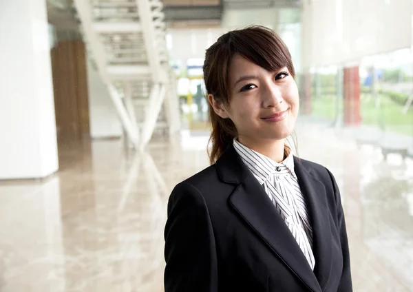Joven belleza y sonriente mujer de negocios —  Fotos de Stock