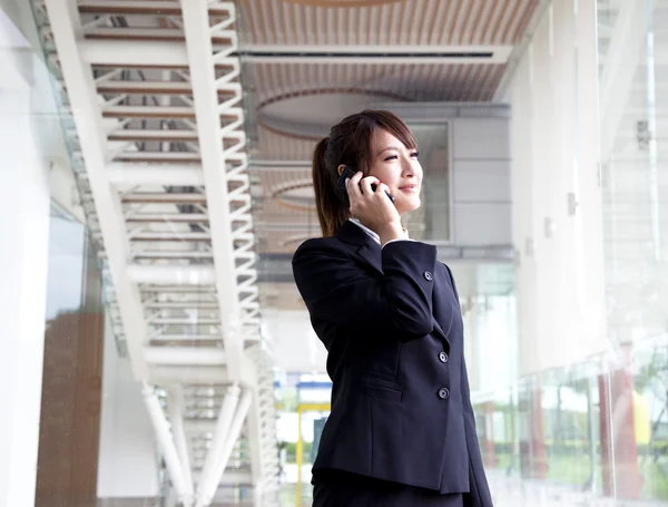 Бізнес-леді розмовляють по телефону — стокове фото