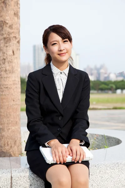 Glimlachende zakenvrouw met een laptop — Stockfoto