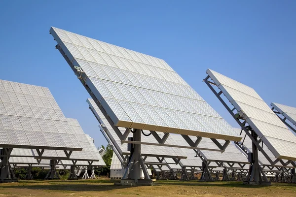 Painel de células solares sob o céu azul — Fotografia de Stock