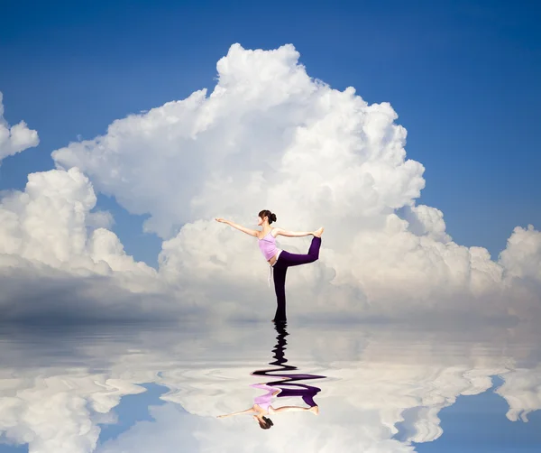 Chica de yoga en el agua y reflexión con fondo de nube — Foto de Stock