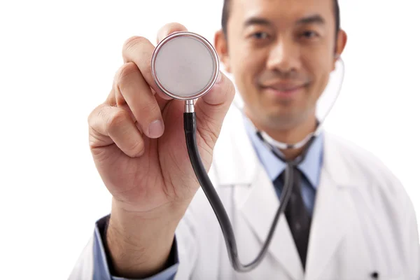 Азиатский доктор держит стетоскоп — стоковое фото