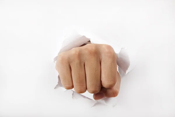 Чоловік кулак прорвався через білий папір — стокове фото