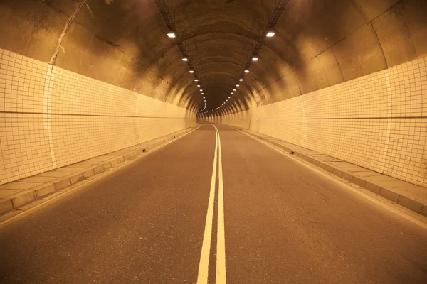 夜に古いトンネルへの道 — ストック写真